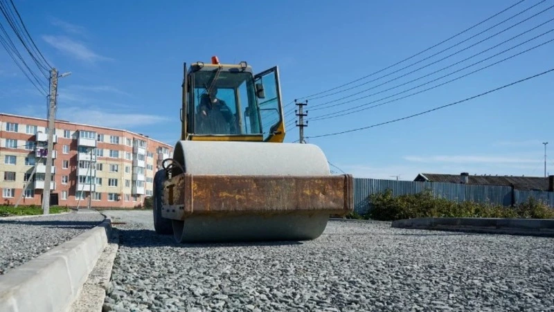 На улице Артиллерийской кипит работа по строительству новой дороги
