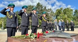 Участники патриотической акции «Беречь Отчизну - долг и честь!» возложили цветы к Вечному огню 