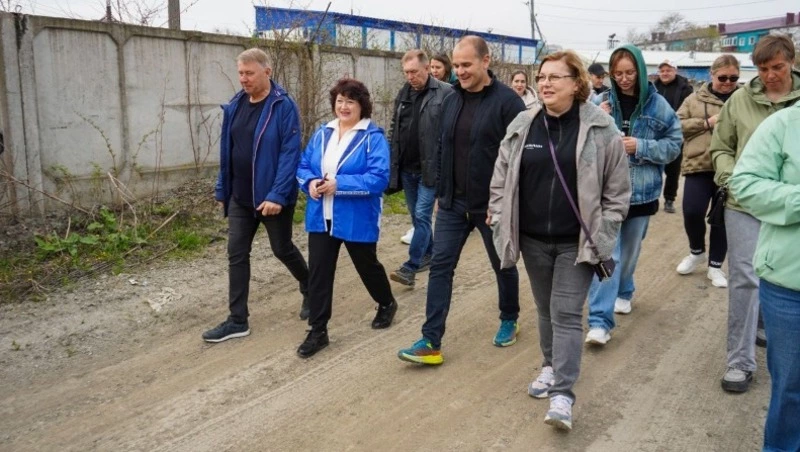 Наталья Куприна проверила состояние улиц Первомайской и Комсомольской в Корсакове