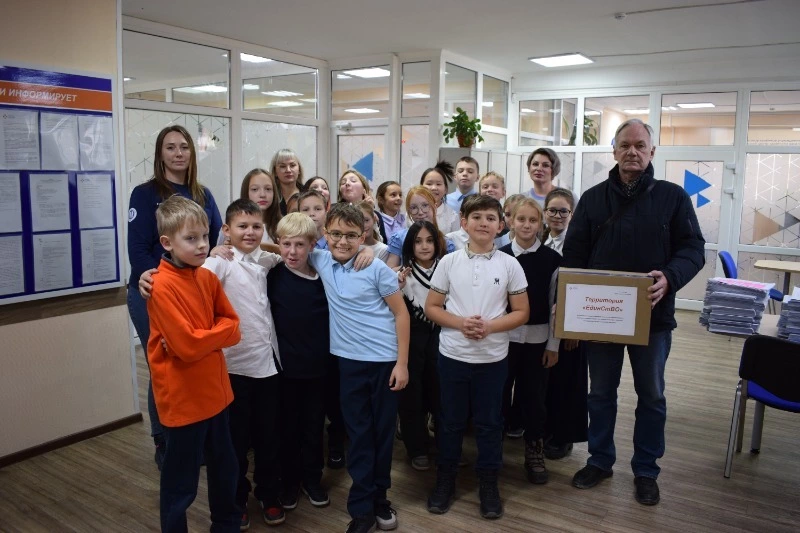 Корсаковские школьники приняли участие в создании гигиенических наборов для участников СВО