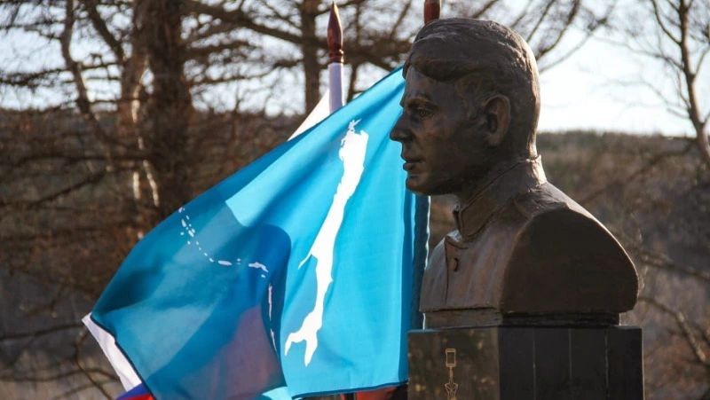 На территории школы № 3 установили памятник Герою Советского Союза