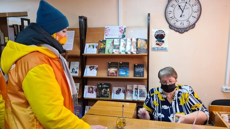 #МыВместе: волонтеры доставляют книги пожилым людям