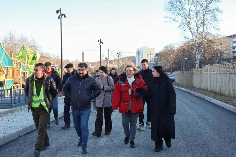 Наталия Куприна проверила ход благоустройства улицы Овражной в Корсакове