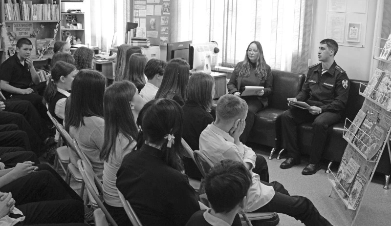 Капитан полиции рассказал корсаковским школьникам о верности долгу и службе в Росгвардии