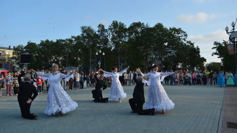 Пусть в сердце каждом вальс звучит!