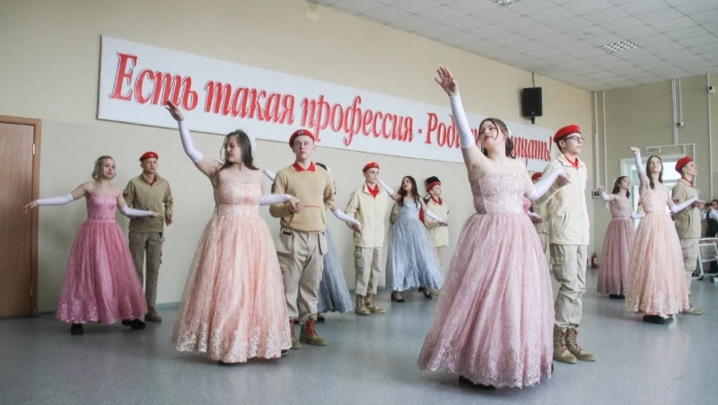Кадетский бал провели в школе №4 Корсакова