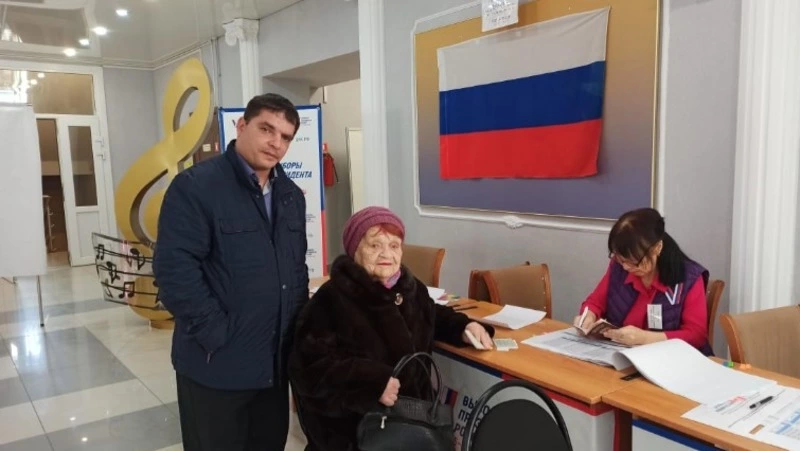 Долгожитель Корсакова проголосовала на выборах Президента России