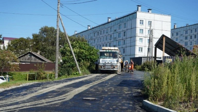 В Корсакове начали асфальтировать улицу Рабочую