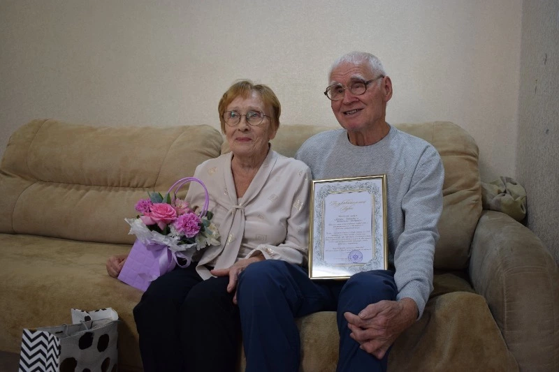 Альберт и Валентина Тверитины из Корсакова отметили бриллиантовую свадьбу