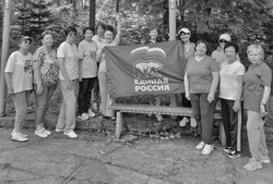 В Корсаковском парке прошло физкультурное занятие для старшего поколения