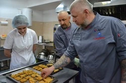 Быстро, вкусно, полезно: областные шеф-повара провели мастер-класс в детском саду Корсакова