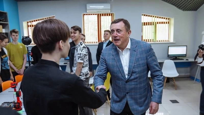 Губернатор Сахалинской области встретился с юными железнодорожниками
