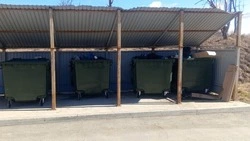 В Корсакове обновляют контейнерные площадки и устанавливают новые евроконтейнеры