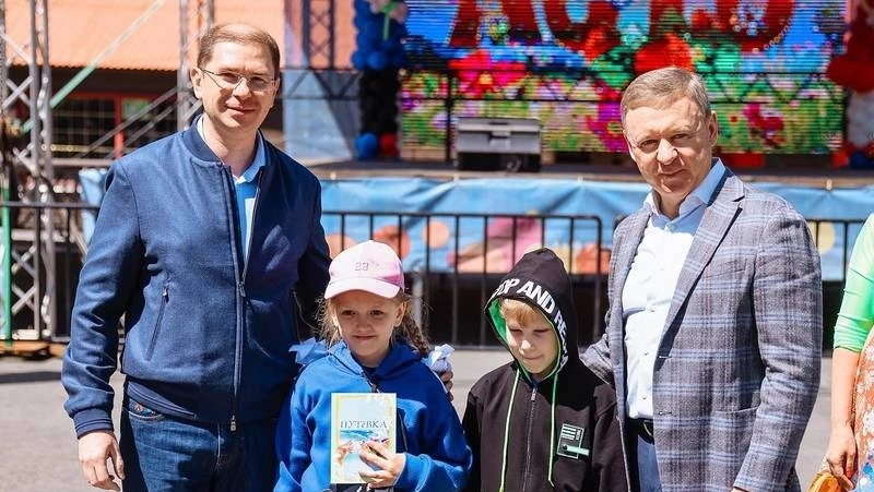 Председатель правительства Алексей Белик поздравил школьников Сахалина с началом летних каникул