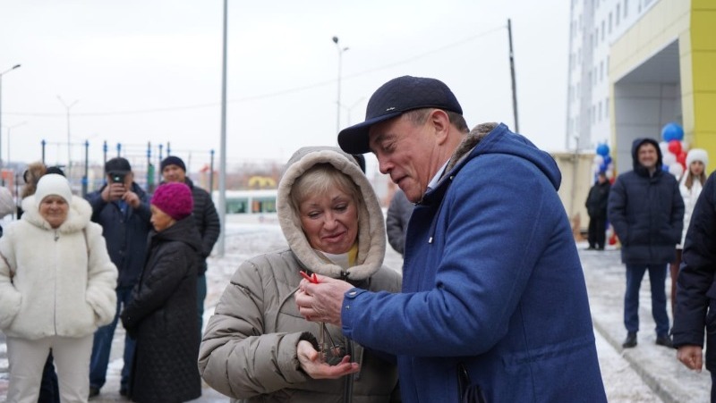 Губернатор Сахалинской области вручил корсаковцам ключи от новых квартир