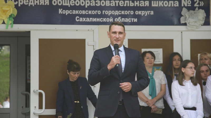 Белые банты, цветы и улыбки