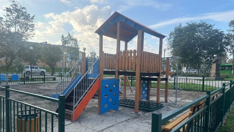 Во дворах Корсакова обновляют детские площадки