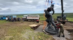 На Шумшу приступили к установке 4-метрового монумента ко Дню Победы