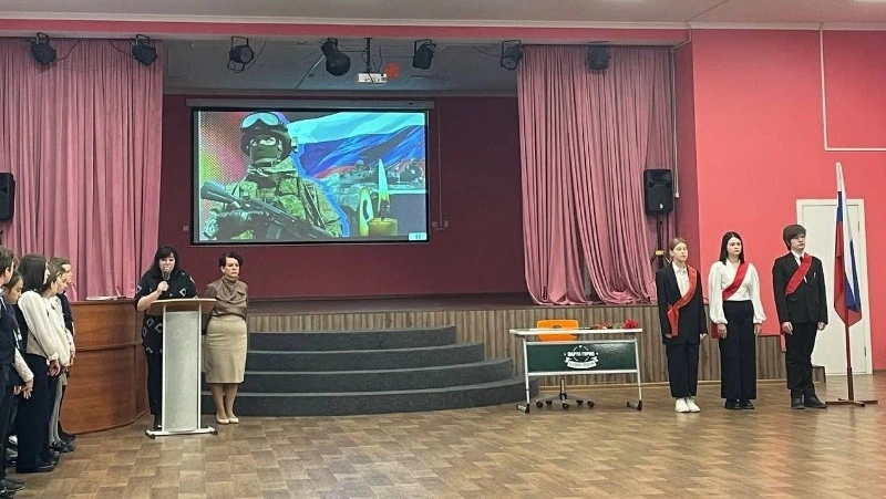 Ученики школы №2 почтили память героя СВО в Корсакове