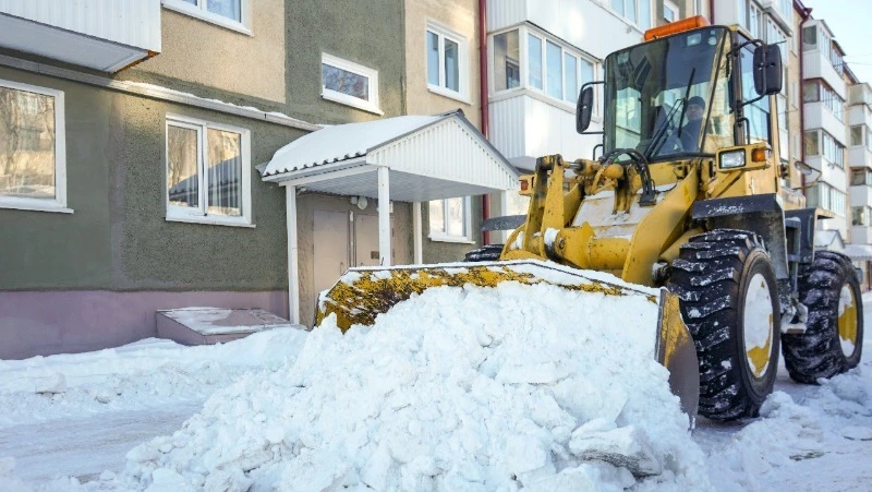 В Корсаковском районе вывозят снег после непогоды