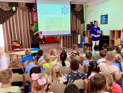 Стоматологи Корсакова учат дошкольников ухаживать за зубами