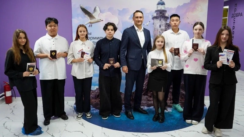 Мэр Корсакова вручил паспорта юным жителям города