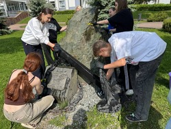 Молодёжь Корсакова участвует в сохранении памятных мест