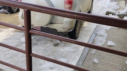 Прокуратура проверяет обстоятельства падения наледи на женщину в Корсакове 
