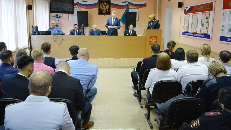 Корсаковских полицейских поздравили с профессиональным праздником