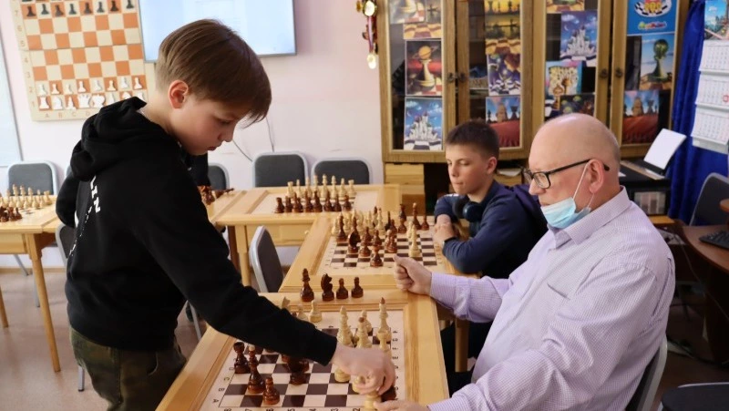 В Корсакове прошел сеанс одновременной игры в шахматы