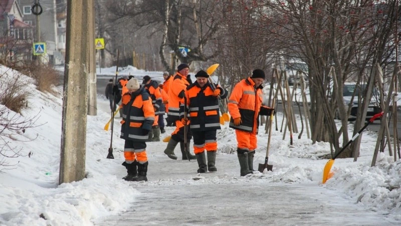Проводится уборка улиц от снега и наледи