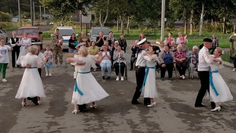 Новиковцы встретили осень танцами и песнями.