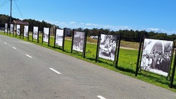 В Корсаковском парке появилась аллея архивных фотографий