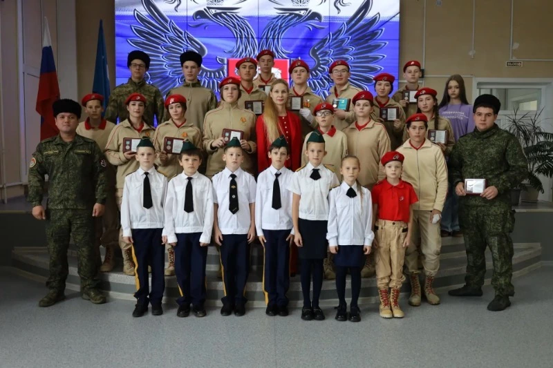 Юнармейцы Корсакова и Озерского получили губернаторские награды за участие в юбилейном параде Победы