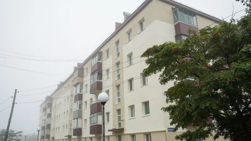 В Корсаковском районе обновляют фасады многоквартирных домов
