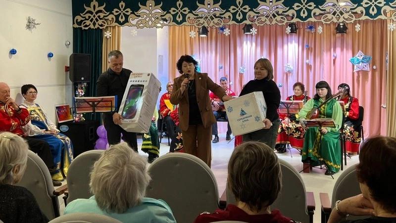 Депутаты от «Единой России» поздравили пенсионеров в Корсакове