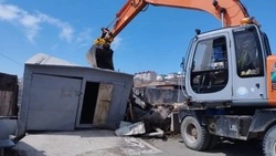 В Корсакове продолжаются работы по ликвидации незаконных конструкций 