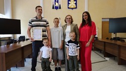 Еще одна корсаковская семья получила жилищный сертификат