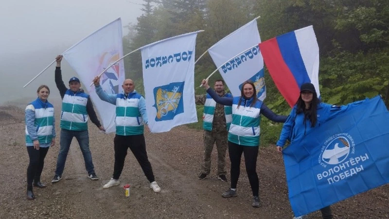 Молодые активисты из Корсакова поздравили всех с Днем России у подножия Юноны