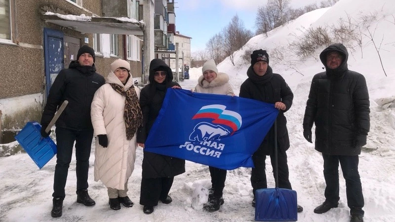 Активисты партии «Единая Россия» помогли корсаковцам убрать снег во дворах