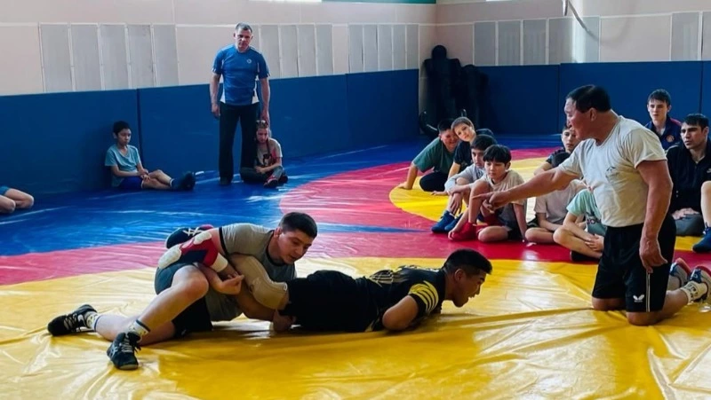 Мастер-класс поможет корсаковским борцам брать новые  вершины