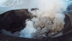 Опубликовано впечатляющее видео извержения вулкана Эбеко на Курилах