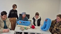 «СВОих не бросаем»: женщины села Чапаево шьют, вяжут и отдают тепло своих рук защитникам Родины