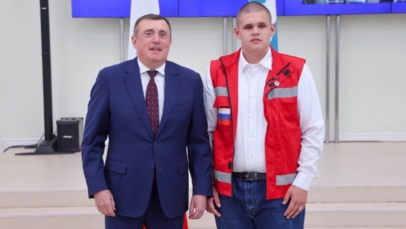 Не прошел мимо: волонтер из Корсакова награжден знаком «Горячее сердце».