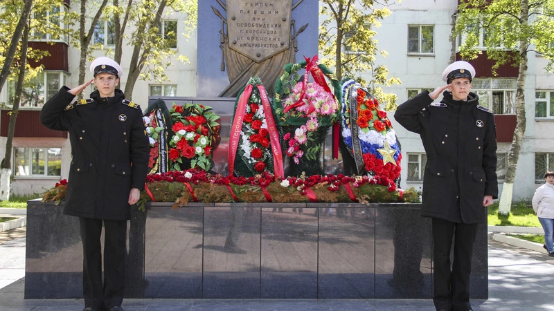 Идет матрос по городу...