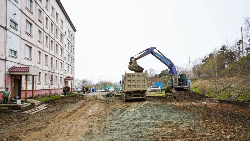 В Корсакове начали ремонт дворов