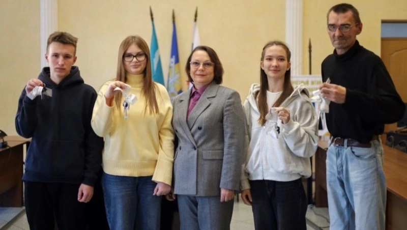В Корсакове четверо молодых людей из числа детей-сирот получили ключи от квартир