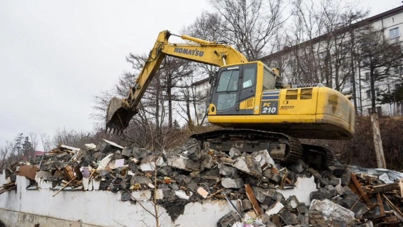 В Корсакове продолжается расчистка территорий от аварийного жилья