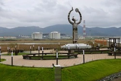 На берегу моря в Корсаковском районе установлена восьмиметровая скульптура «Отец Сахалин»