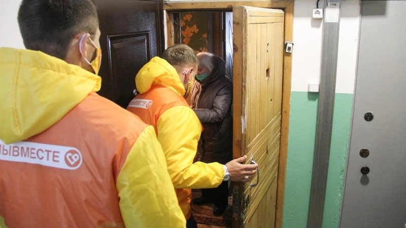 #МыВместе: корсаковские волонтеры помогают маломобильным гражданам